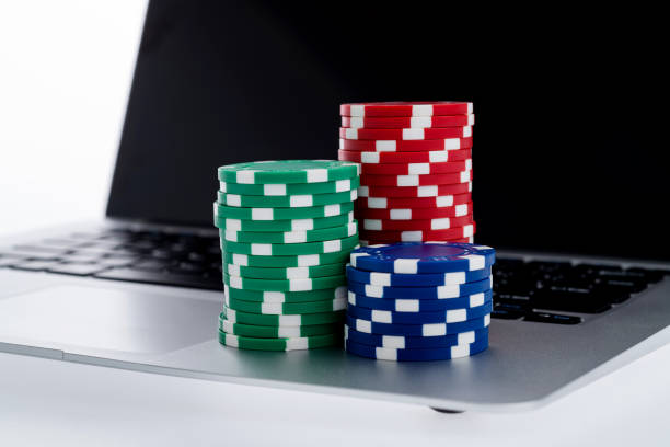 Playing for Free and Winning Real Money in Online Poker